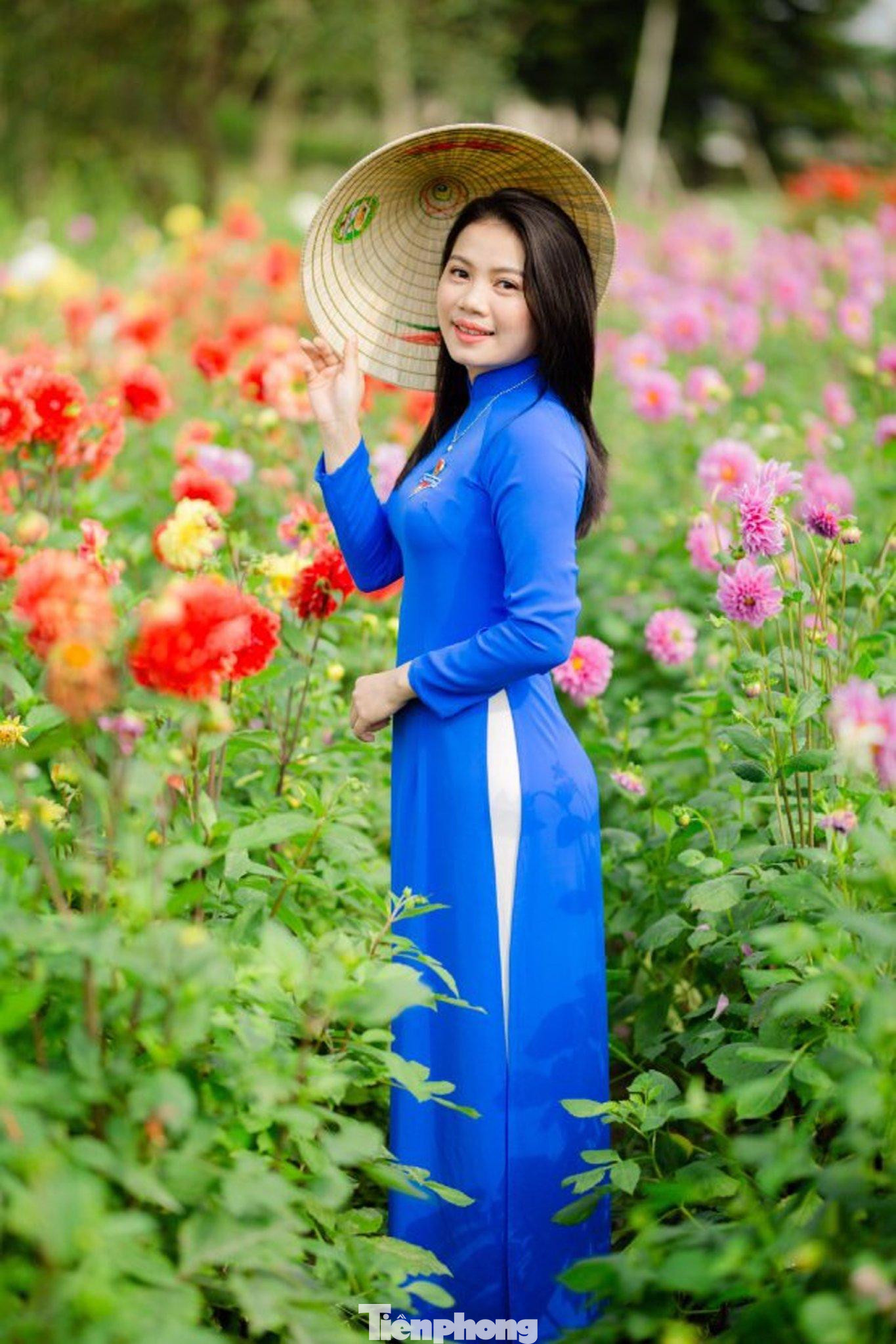 Chị Văn Thị Xuân, Cán bộ Tỉnh đoàn Nghệ An chia sẻ: “Bản thân mình rất yêu áo dài Việt Nam. Áo dài vừa kín đáo, nhẹ nhàng, vừa duyên dáng sang trọng. Mặc áo dài tạo sự tự tin, là niềm kiêu hãnh, đặc trưng của người Việt. Trong các sự kiện quan trọng, áo dài là sự lựa chọn tối ưu nhất... ”