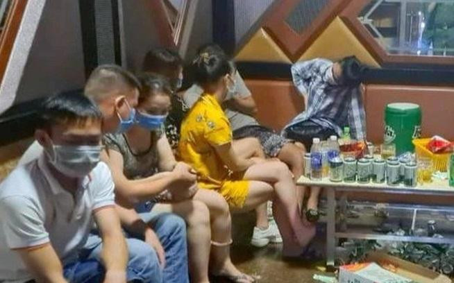 13 khách ngồi uống bia, hát karaoke giữa mùa dịch