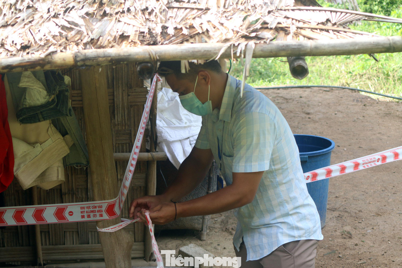 Ban Chỉ đạo phòng, chống COVID-19 xã Hữu Khuông cắt cử cán bộ xã và Ban Quản lý bản thường xuyên túc trực tại các điểm cách ly để nhắc nhở người dân thực hiện tốt 5K theo quy định.