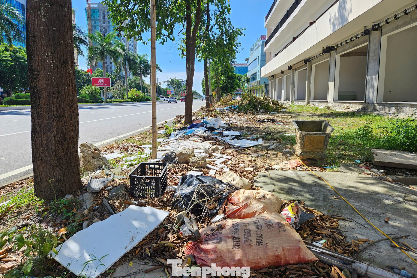 Để giải quyết vấn đề rác thải, mỗi năm, thành phố Vinh dành hơn 100 tỷ đồng cho công tác thu gom, xử lý khoảng 170 tấn rác các loại.