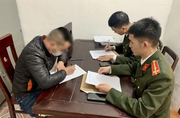 Cán bộ Công an làm việc với người đăng tin sai sự thật trên mạng xã hội. Cán bộ Công an làm việc với người đăng tin sai sự thật trên mạng xã hội.