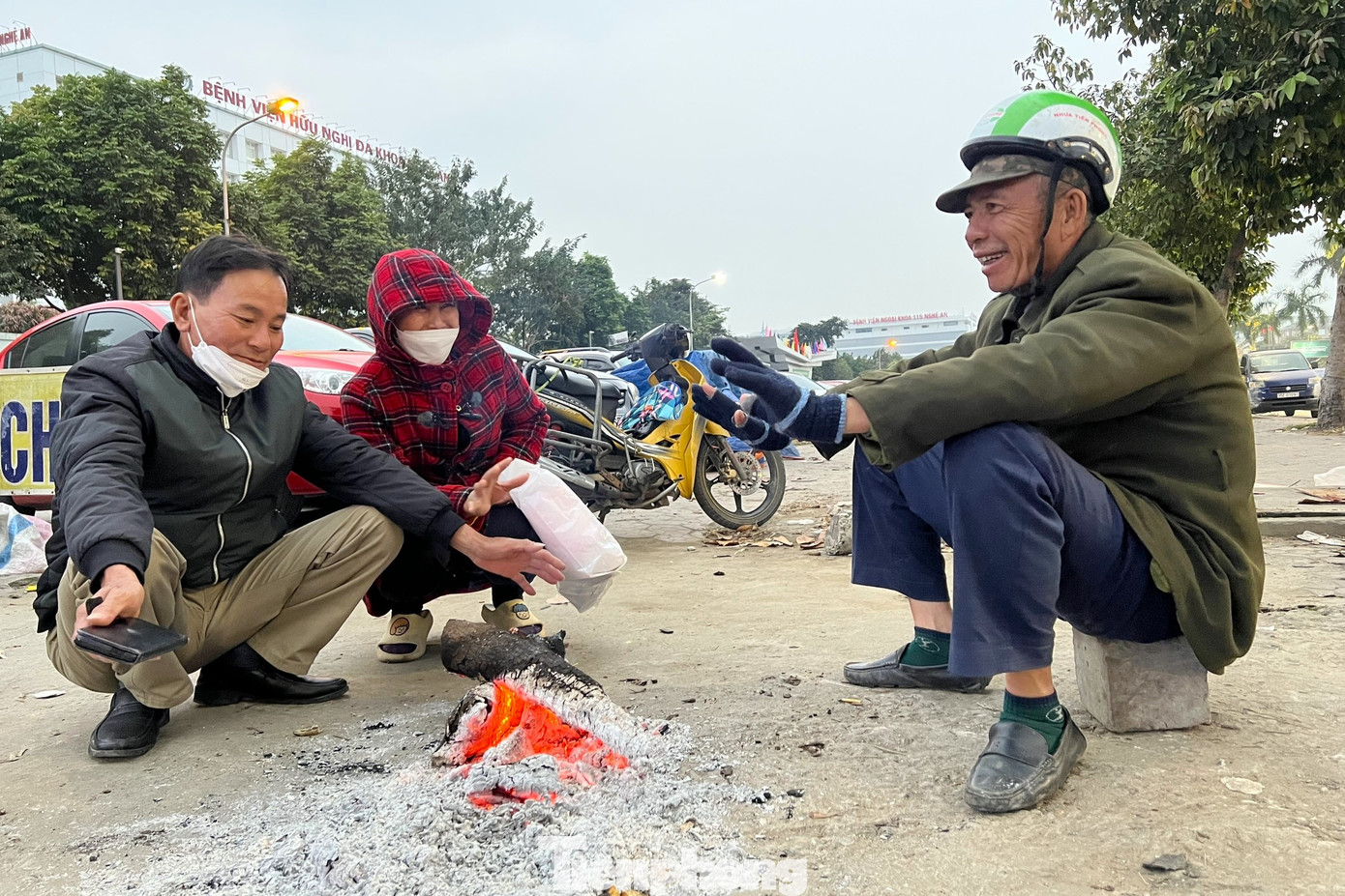Trước cổng Bệnh viện Hữu nghị Đa khoa Nghệ An, những lao động tự do cũng phải đốt lửa sưởi ấm chờ khách gọi trong tiết trời lạnh giá. Trước cổng Bệnh viện Hữu nghị Đa khoa Nghệ An, những lao động tự do cũng phải đốt lửa sưởi ấm chờ khách gọi trong tiết trời lạnh giá.
