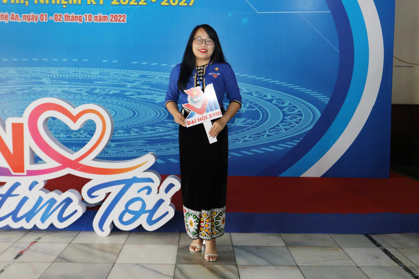 Đại biểu Lô Thị Ngần, Bí thư Đoàn xã Nghĩa Bình, huyện Tân Kỳ tự tin khi khoác lên những bộ váy, áo riêng có của quê hương mình.