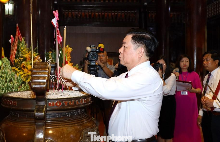 Bí thư Trung ương Đảng, Trưởng Ban Tuyên giáo Trung ương Nguyễn Trọng Nghĩa dâng hương lên anh linh Chủ tịch Hồ Chí Minh. Bí thư Trung ương Đảng, Trưởng Ban Tuyên giáo Trung ương Nguyễn Trọng Nghĩa dâng hương lên anh linh Chủ tịch Hồ Chí Minh.