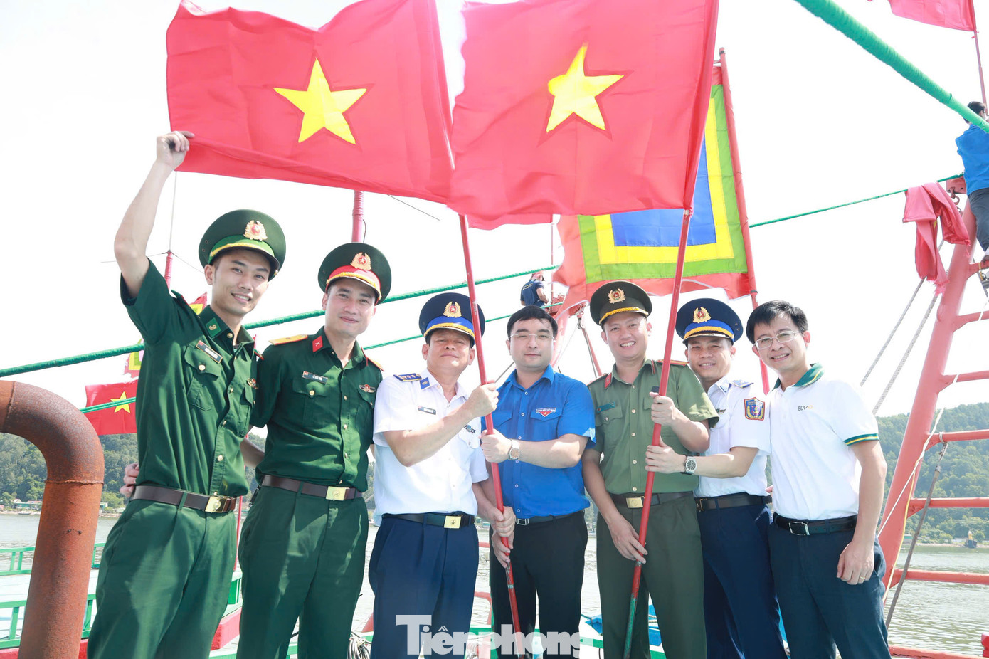 Hướng về biển đảo, tuổi trẻ Bộ Chỉ huy Quân sự tỉnh và Bộ Chỉ huy Bộ đội Biên phòng tỉnh đã trao tặng 200 ảnh Bác Hồ, 400 lá cờ Tổ quốc và 10 suất quà cho ngư dân tại địa phương. Những món quà không chỉ mang giá trị vật chất mà còn là nguồn động viên tinh thần to lớn, tiếp thêm niềm tin để bà con vươn khơi bám biển, góp phần bảo vệ chủ quyền thiêng liêng của Tổ quốc.