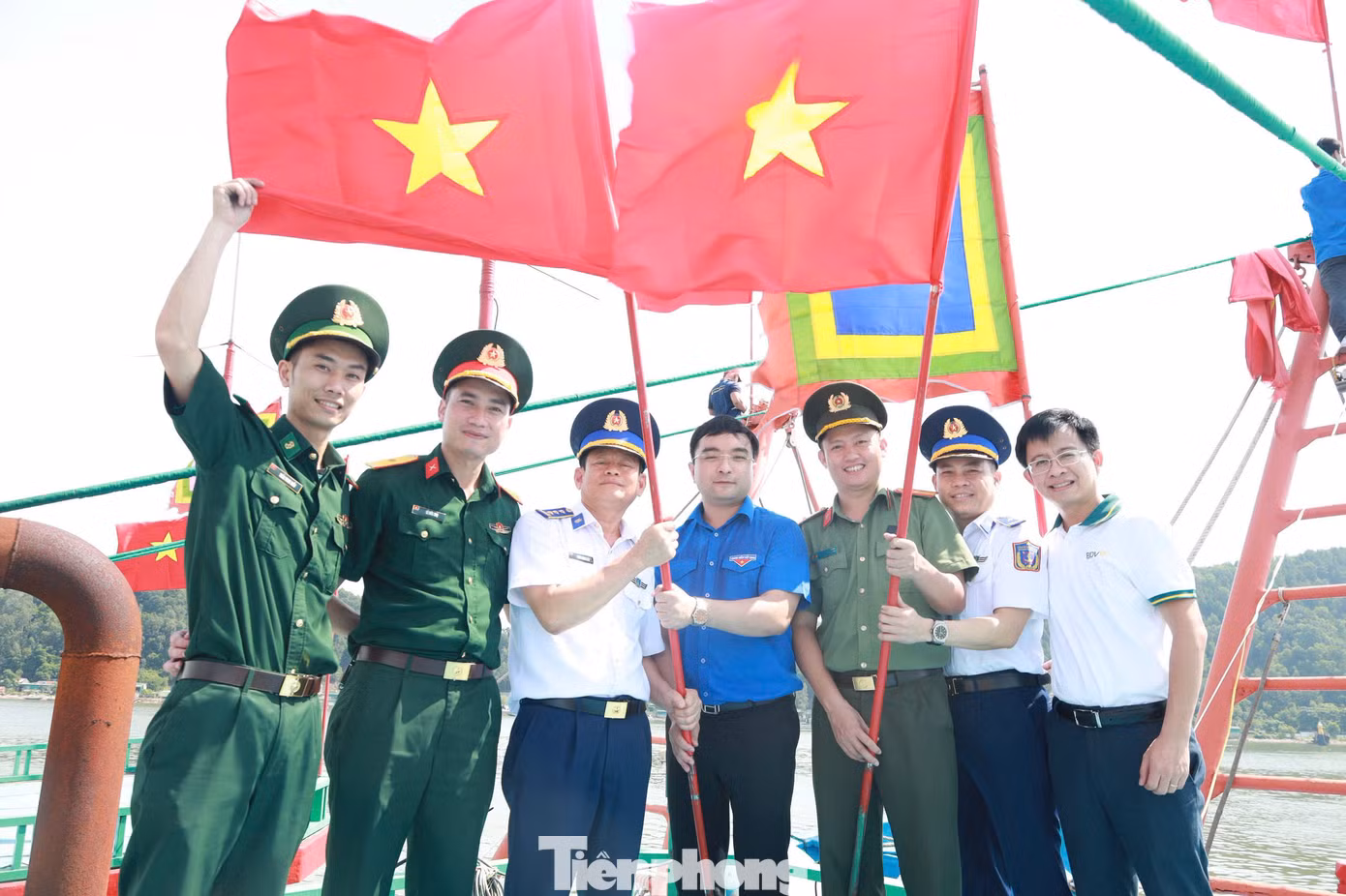Hướng về biển đảo, tuổi trẻ Bộ Chỉ huy Quân sự tỉnh và Bộ Chỉ huy Bộ đội Biên phòng tỉnh đã trao tặng 200 ảnh Bác Hồ, 400 lá cờ Tổ quốc và 10 suất quà cho ngư dân tại địa phương. Những món quà không chỉ mang giá trị vật chất mà còn là nguồn động viên tinh thần to lớn, tiếp thêm niềm tin để bà con vươn khơi bám biển, góp phần bảo vệ chủ quyền thiêng liêng của Tổ quốc.