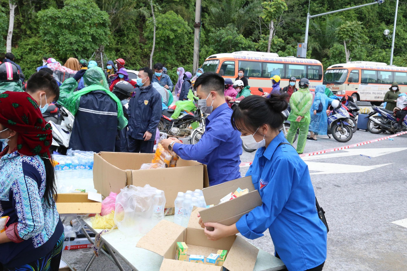 Liên tục chuyển đồ ăn, nước uống Liên tục chuyển đồ ăn, nước uống