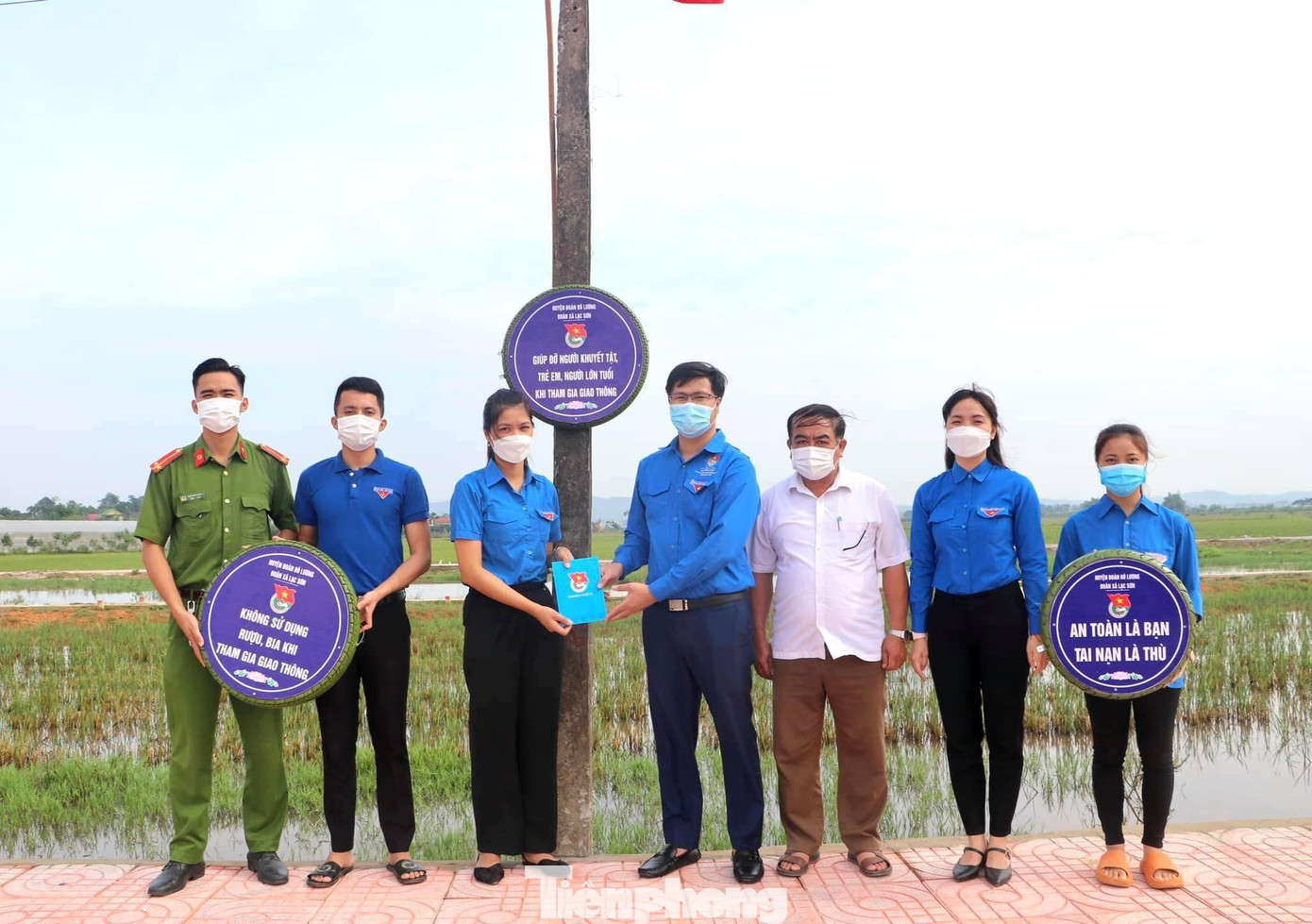 Xây dựng mô hình “Biển báo ATGT bằng lốp xe”.