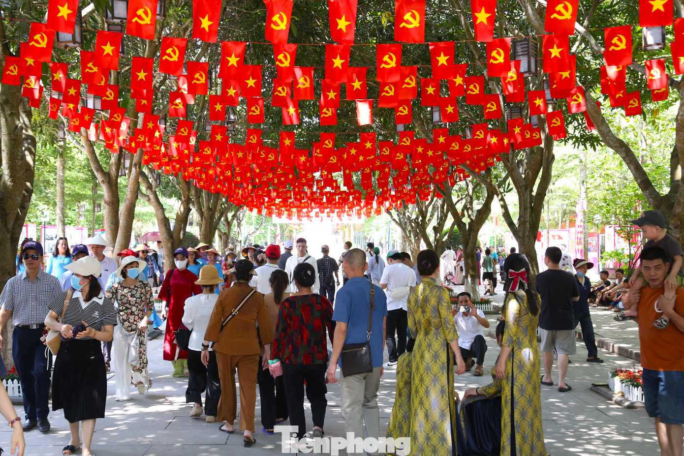 Những bước chân từ mọi miền Tổ quốc về thăm quê Bác.