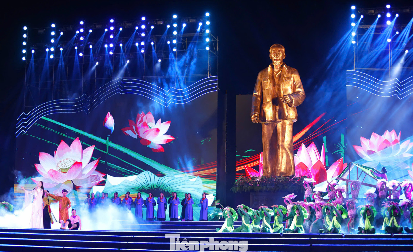 Chương trình nghệ thuật “Tượng đài trong muôn triệu trái tim” là tấm lòng, tình cảm thành kính của Đảng bộ, chính quyền và nhân dân tỉnh Nghệ An nói riêng, nhân dân cả nước nói chung kính dâng lên Người.