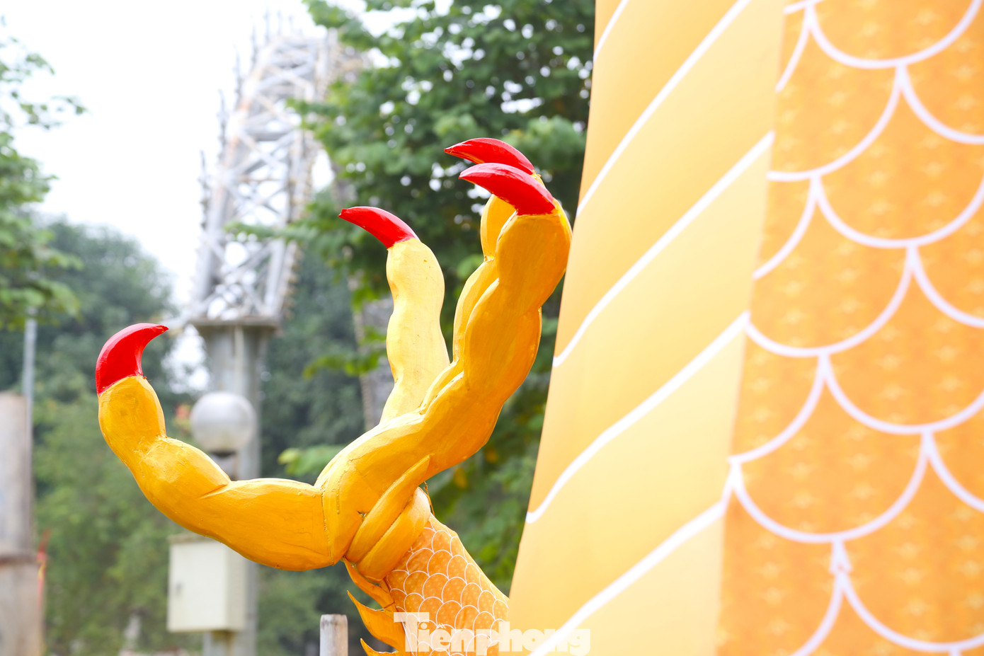 Thân rồng được cuộn tròn thành nhiều vòng.