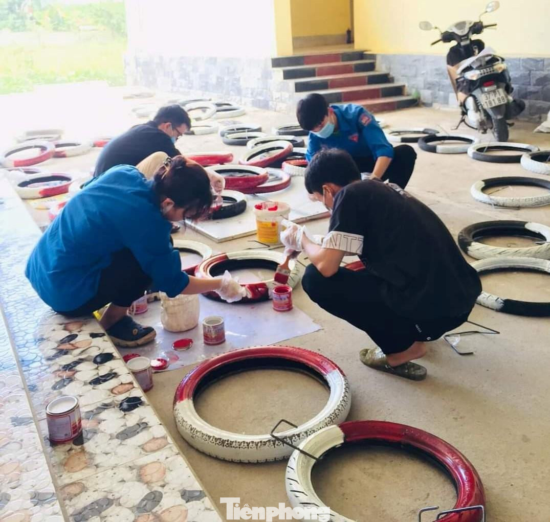 “Lúc đầu, chúng tôi chỉ kết 2 – 3 chiếc lốp, nhưng khi thử nghiệm thấy nó hơi ngắn so với bờ kênh, không đạt yêu cầu. Chúng tôi nối dài thêm 3 lốp xe, khi thử thang thấy rất dễ dàng để lên bờ”, một đoàn viên xã Lăng Thành chia sẻ. (Ảnh: TH)