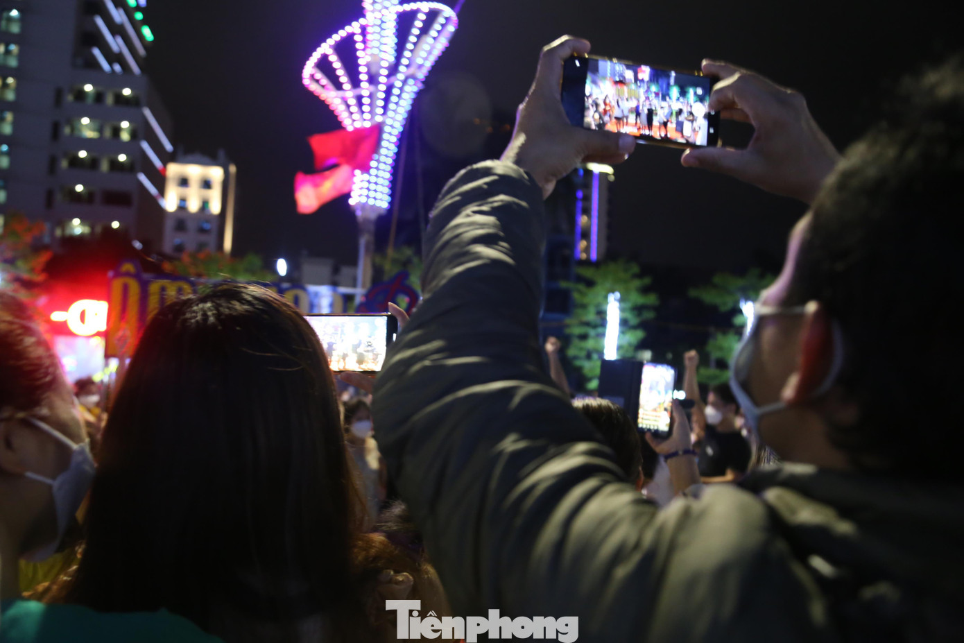 Du khách thích thú quay video, livestream trực tiếp,...