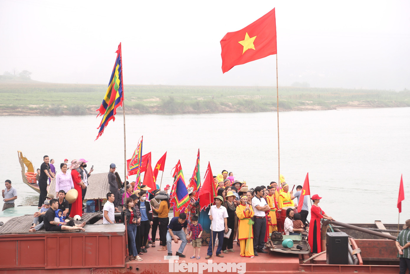 Từ bến Sa Nam, đoàn rước mang theo nhiều tế khí, trống chiêng ngược sông Lam bằng thuyền. Từ bến Sa Nam, đoàn rước mang theo nhiều tế khí, trống chiêng ngược sông Lam bằng thuyền.