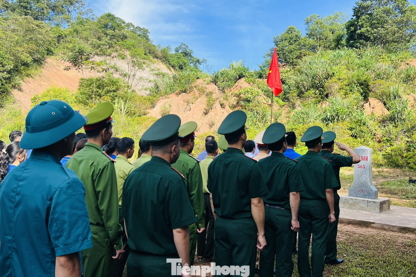 Dưới sự lãnh đạo của cấp uỷ Đảng, chính quyền và sự tham mưu, quản lý trực tiếp của bộ đội biên phòng, đời sống, nhận thức của người dân đã có nhiều chuyển biến tích cực, tình hình an ninh chính trị, trật tự xã hội luôn được bảo đảm. Tuy nhiên, do xuất phát điểm thấp, trình độ người dân còn nhiều hạn chế nên so với mặt bằng chung của huyện, cuộc sống của người dân ở xã Thông Thụ vẫn còn rất khó khăn.