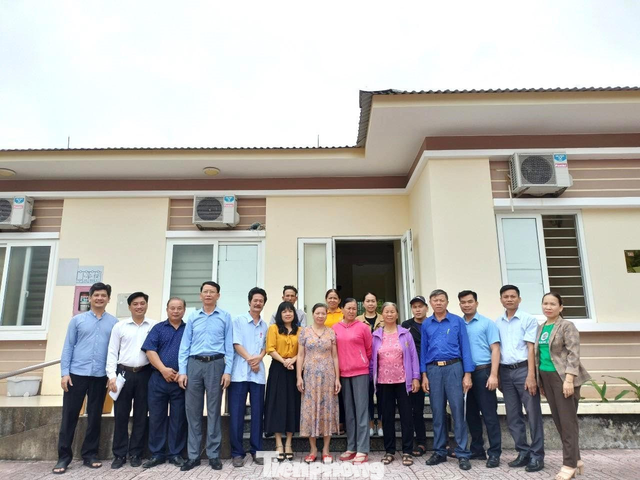 Gia đình bà Thủy đến đón bà về quê nhà tại Trung tâm Công tác xã hội Nghệ An sáng 7/11