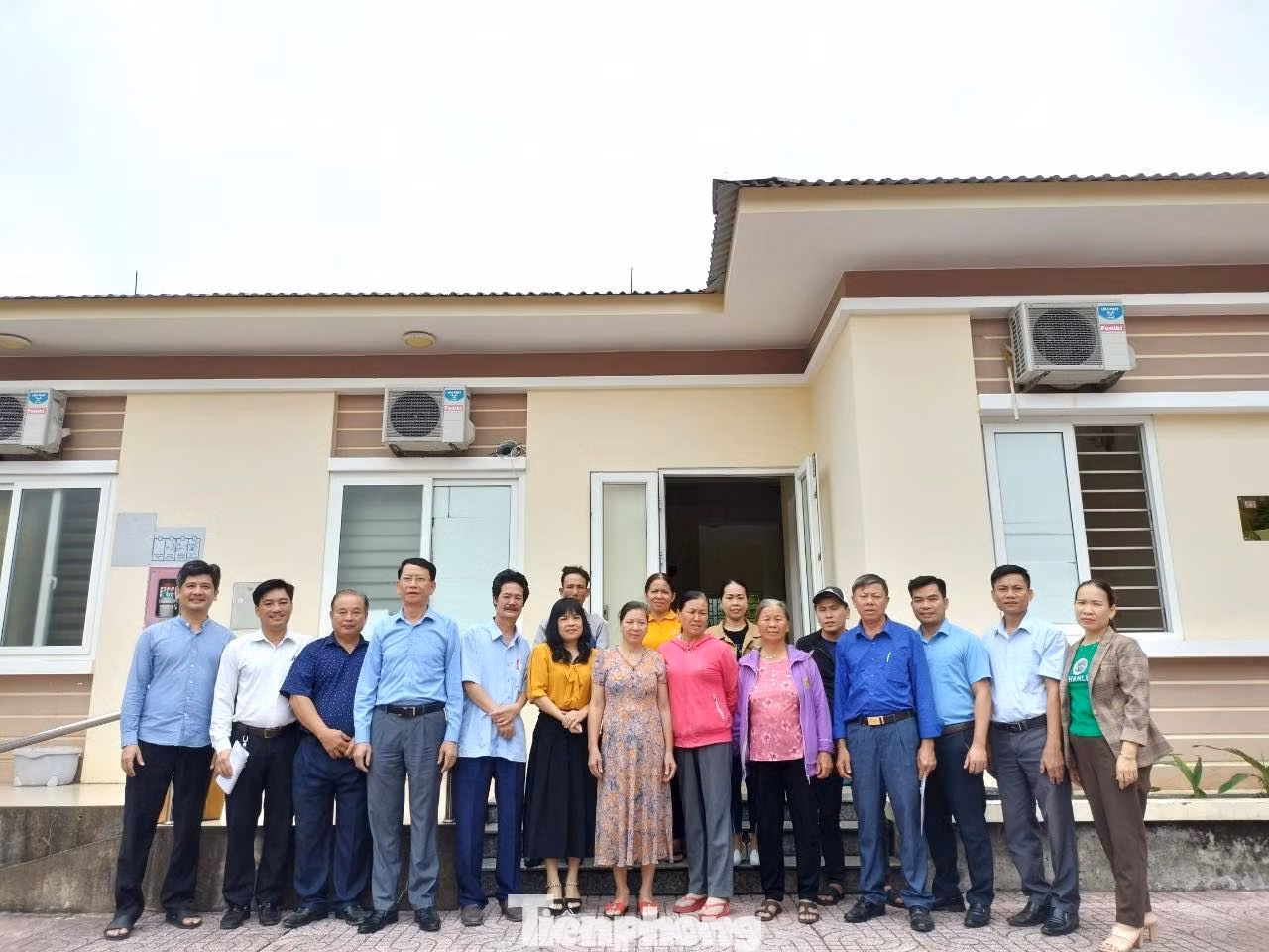 Gia đình bà Thủy đến đón bà về quê nhà tại Trung tâm Công tác xã hội Nghệ An sáng 7/11