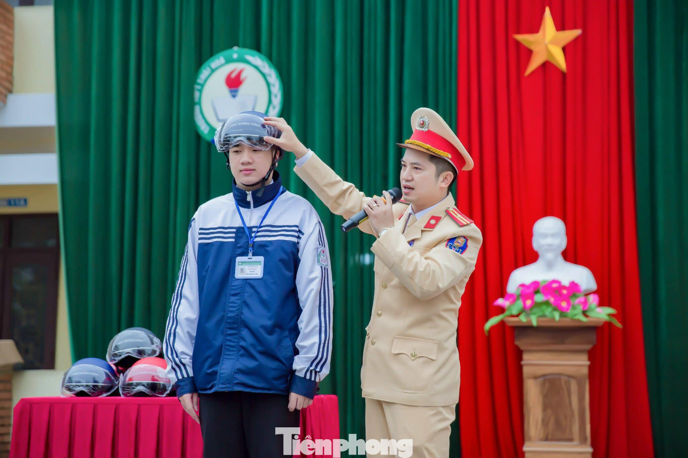 Đội CSGT đường bộ số 1 thuộc Phòng CSGT, Công an tỉnh Nghệ An tổ chức tuyên truyền phổ biến Luật giao thông tại Trường PTTH Thị Xã Thái Hoà, thị xã Thái Hòa.