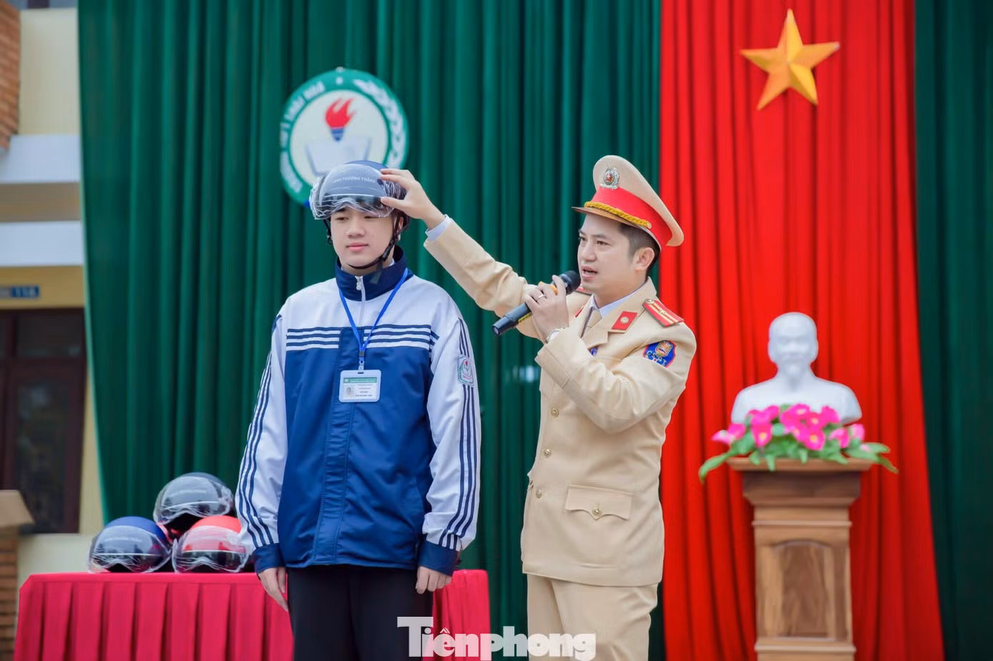 Đội CSGT đường bộ số 1 thuộc Phòng CSGT, Công an tỉnh Nghệ An tổ chức tuyên truyền phổ biến Luật giao thông tại Trường PTTH Thị Xã Thái Hoà, thị xã Thái Hòa. Đội CSGT đường bộ số 1 thuộc Phòng CSGT, Công an tỉnh Nghệ An tổ chức tuyên truyền phổ biến Luật giao thông tại Trường PTTH Thị Xã Thái Hoà, thị xã Thái Hòa.