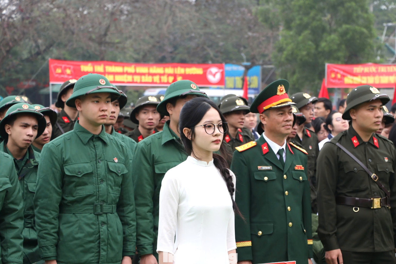 Riêng thành phố Vinh có 219 công dân nhập ngũ. Trong đó, có 86 thanh niên viết đơn tình nguyện, 1 đảng viên và 65 thanh niên đã tham gia bồi dưỡng cảm tình Đảng, 8 thanh niên là đồng bào Công giáo.