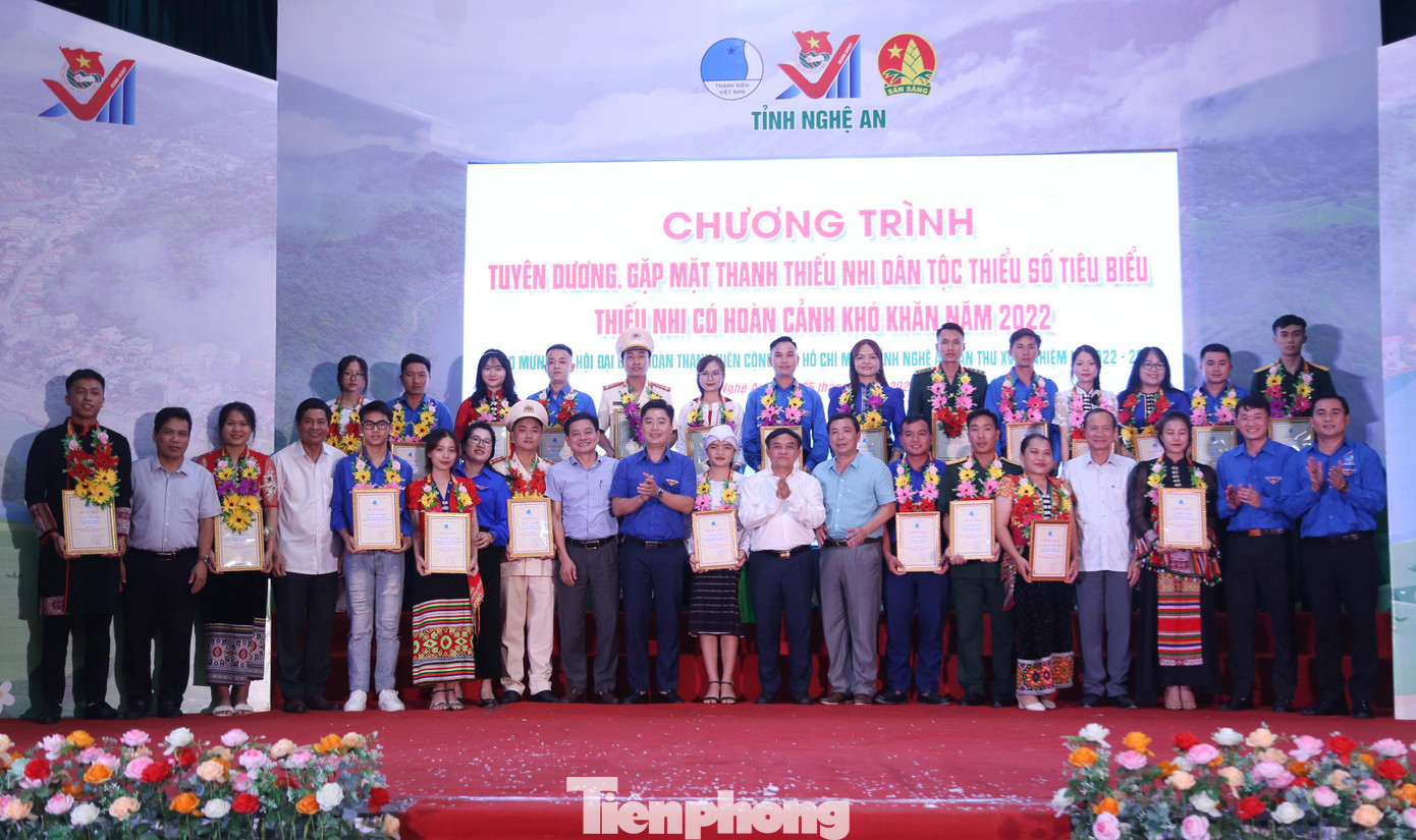 Cũng tại chương trình, 24 gương mặt điển hình thanh niên dân tộc thiểu số tỉnh Nghệ An được tuyên dương. Cũng tại chương trình, 24 gương mặt điển hình thanh niên dân tộc thiểu số tỉnh Nghệ An được tuyên dương.