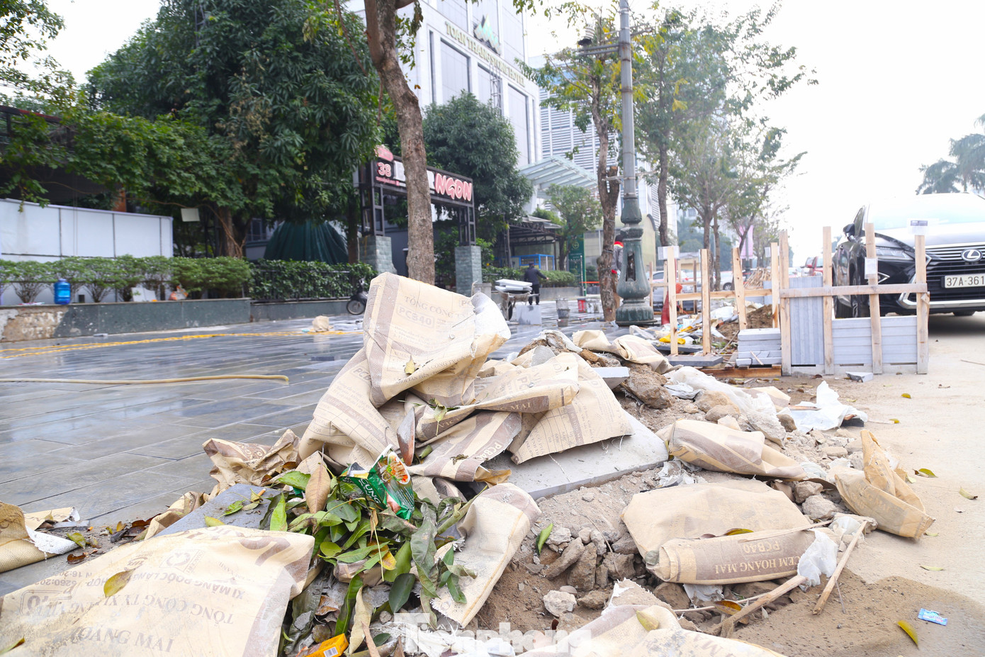 Một đoạn vỉa hè đường Lê Nin ngổn ngang với rác thải, đất đá,... gây mất an toàn và mỹ quan đô thị.