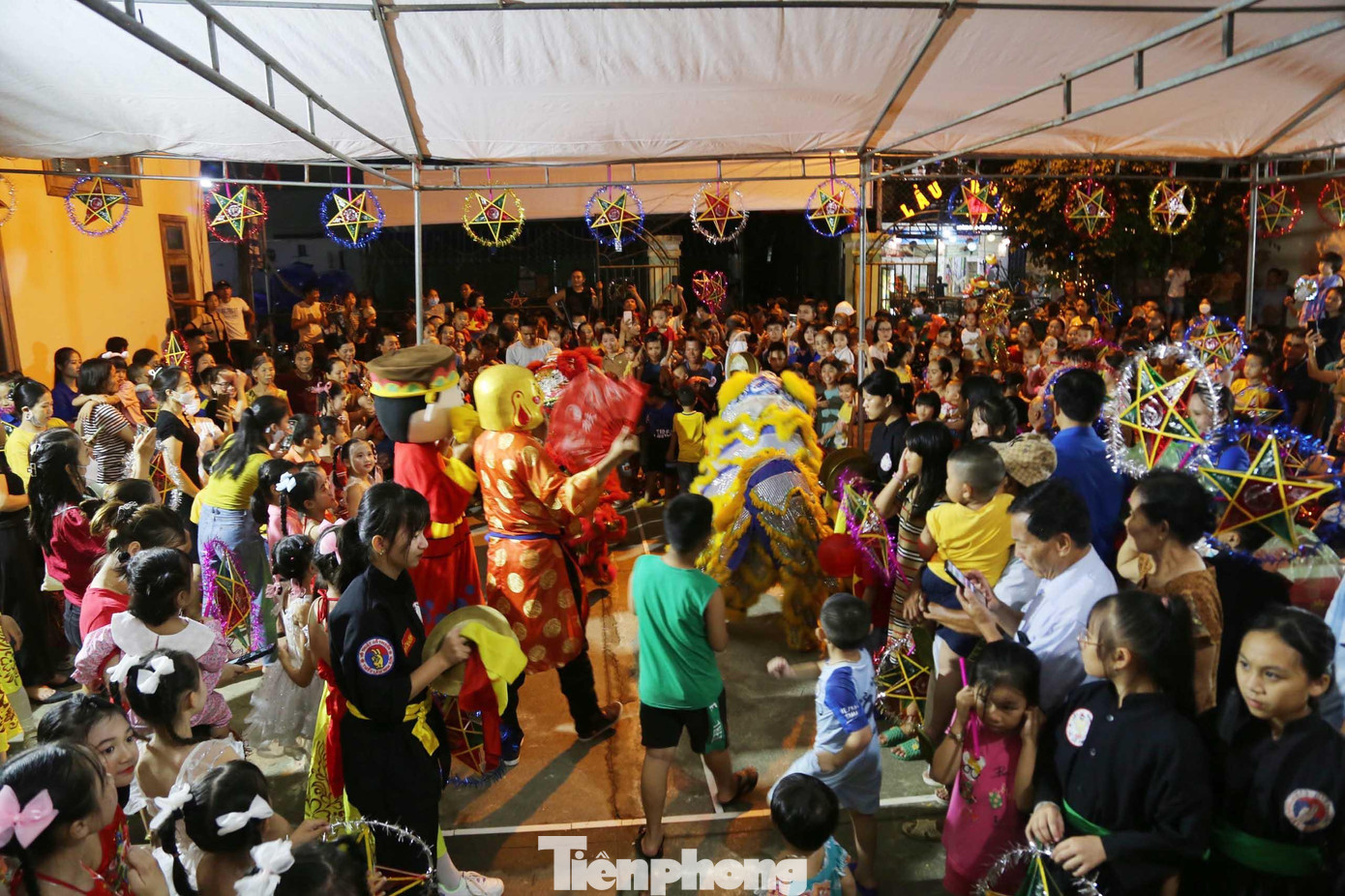 Chương trình Trung thu yêu thương – Nâng bước em đến trường nằm trong chuỗi hoạt động chào mừng Đại hội đại biểu Đoàn TNCS Hồ Chí Minh tỉnh Nghệ An lần thứ XVIII, Đại hội Đoàn toàn quốc lần thứ XIII, nhiệm kỳ 2022 - 2027. (Ảnh: TH)