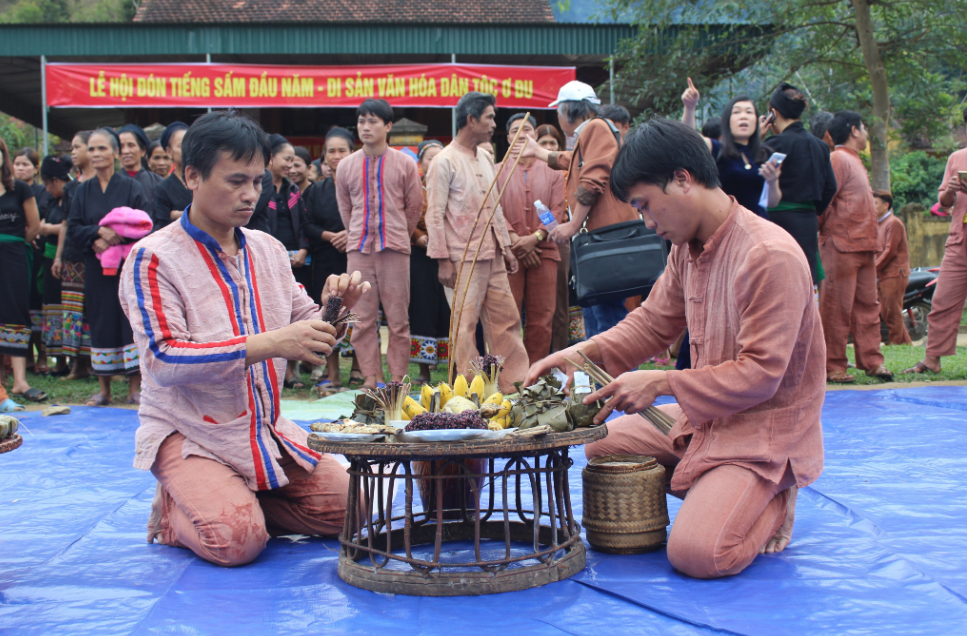Đồng bào Ơ Đu chuẩn bị lễ vật cho lễ hội đón tiếng sấm đầu năm