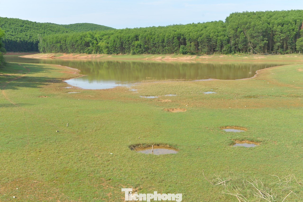 Hồ chứa Vệ Vừng có dung tích 22 triệu m3 nước, tưới cho trên 400 ha lúa của 7 xã thuộc huyện Yên Thành. Do nắng nóng liên tiếp kéo dài, nên đến nay mực nước ở lòng hồ chỉ đạt trên 30% dung tích. Hồ chứa Vệ Vừng có dung tích 22 triệu m3 nước, tưới cho trên 400 ha lúa của 7 xã thuộc huyện Yên Thành. Do nắng nóng liên tiếp kéo dài, nên đến nay mực nước ở lòng hồ chỉ đạt trên 30% dung tích.