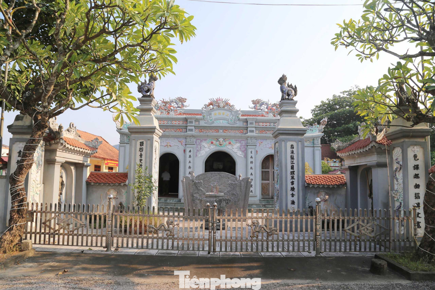 Đền Vạn Lộc được xây dựng vào thời Hậu Lê để thờ Thái úy Nguyễn Sư Hồi (1444 -1506) - con trai trưởng của Thái sư Cương Quốc Công Nguyễn Xí. Ông là người có công lớn trong việc hộ quốc an dân, đánh đuổi giặc thù, khai cơ lập ấp, lập nên làng Vạn Lộc (phường Nghi Tân ngày nay). Đền Vạn Lộc là một công trình kiến trúc cổ kính, quy mô, nơi đây còn lưu giữ nhiều hiện vật cổ kính.