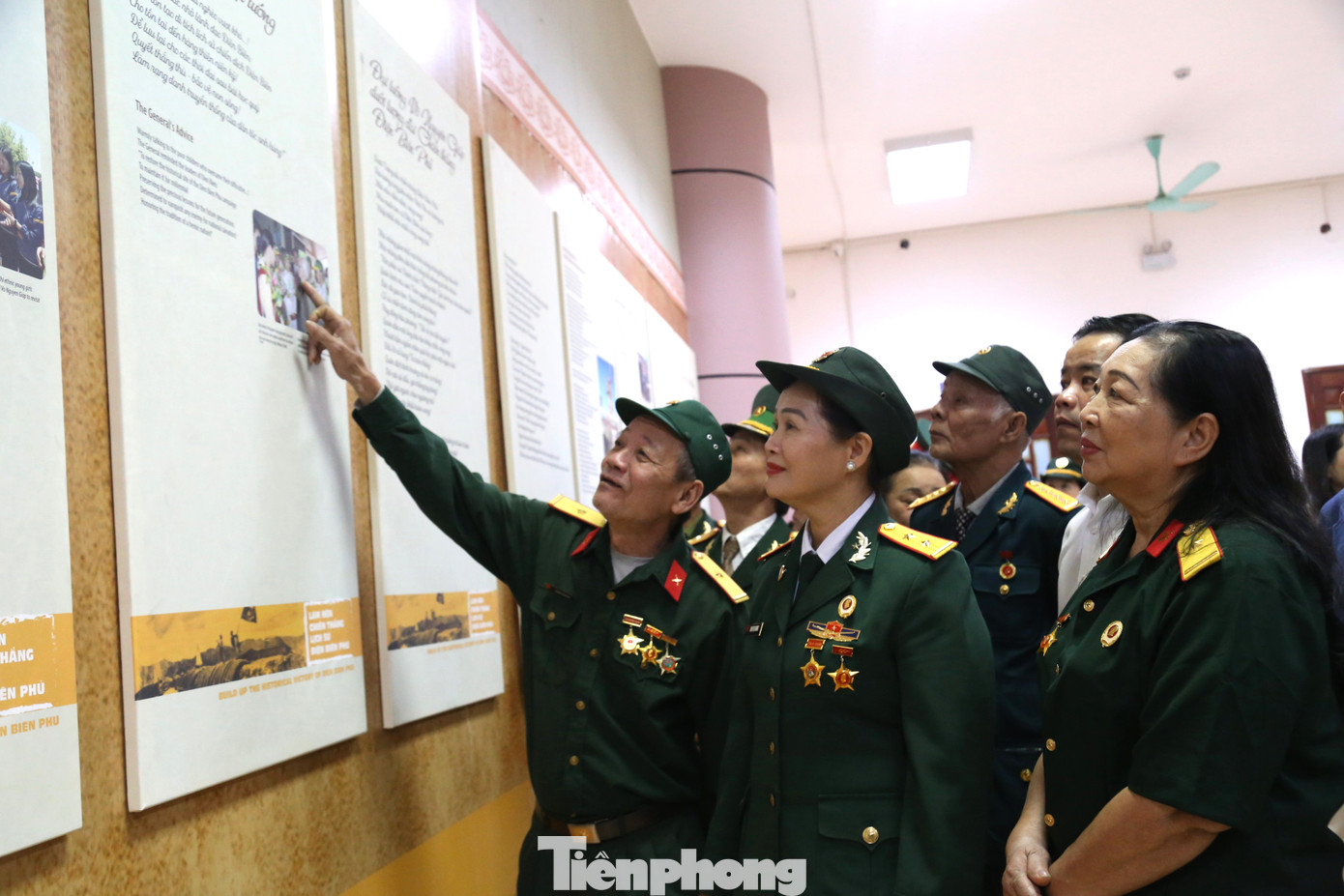 Các cựu chiến binh tham quan triển lãm.