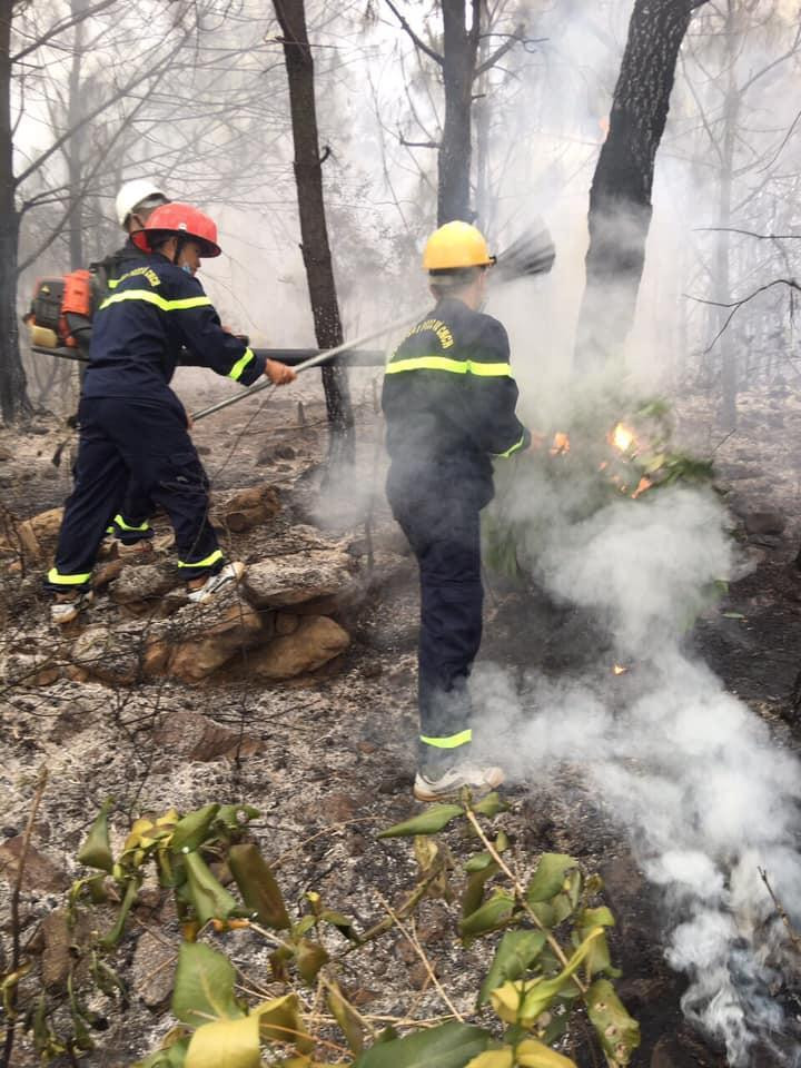 Sau 3 giờ nỗ lực dập lửa, lực lượng chức năng đã cơ bản khống chế, dập tắt đám cháy.