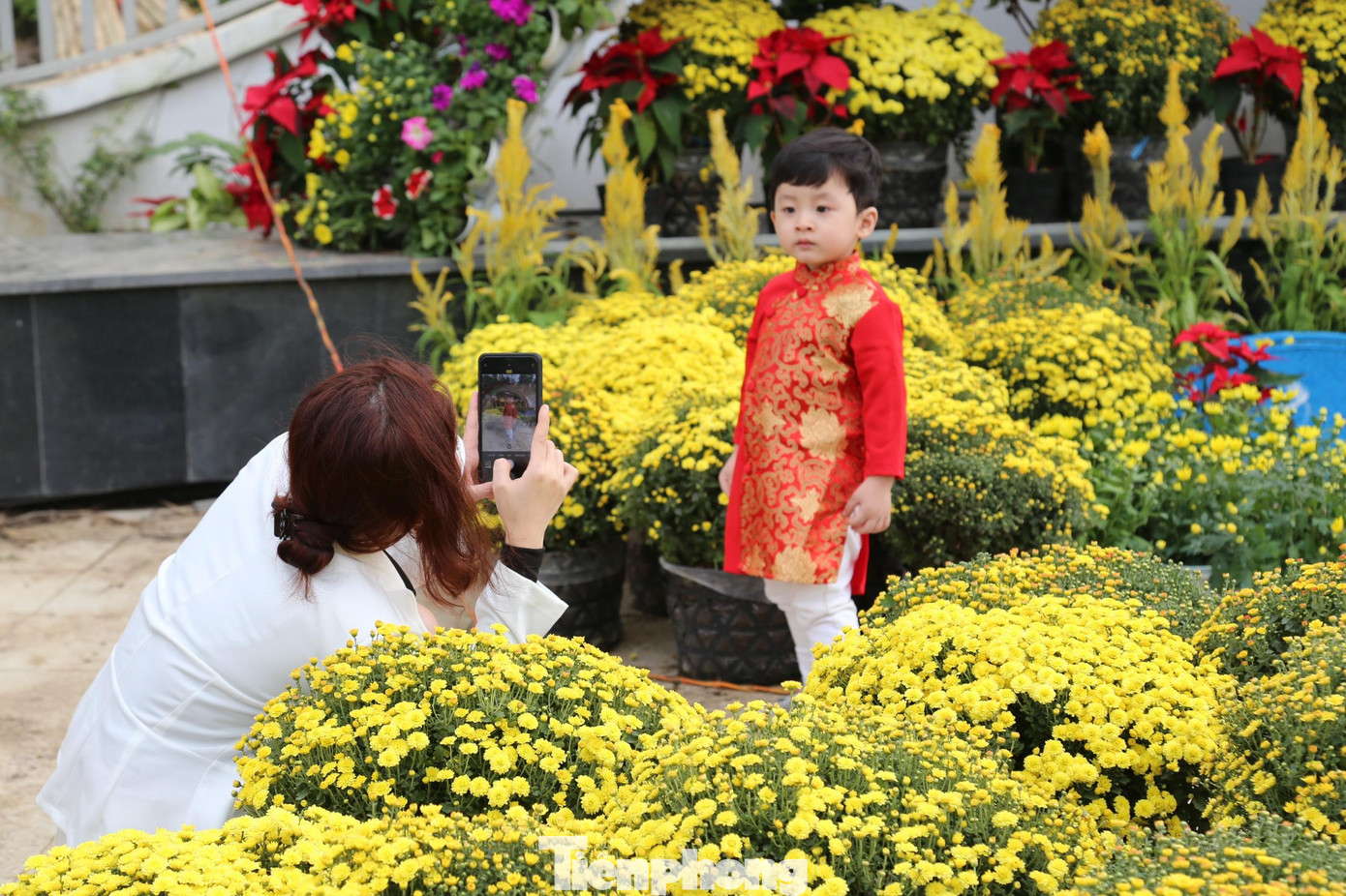 Nhiều bậc phụ huynh đưa con nhỏ trong những bộ quần áo đẹp nhất đến đây để chụp ảnh trong ngày cuối năm.