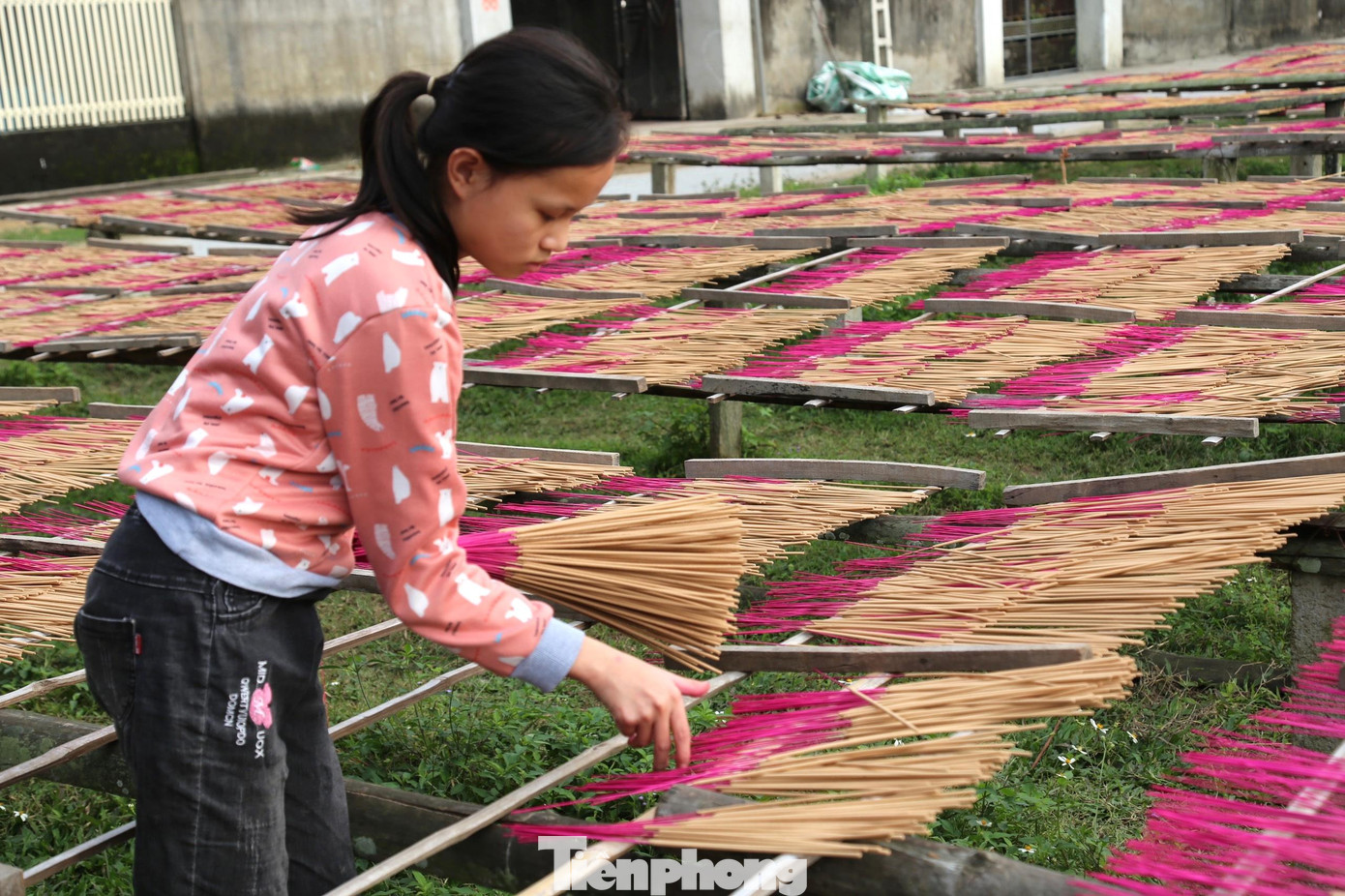 Sau khi bột được trộn bỏ vào máy, người dân chỉ cần đẩy nhưng thanh tre vào bên trong sẽ tạo ra hương. Hương được làm xong sẽ ra phơi, đến cuối chiều sẽ gom lại và đóng gói.