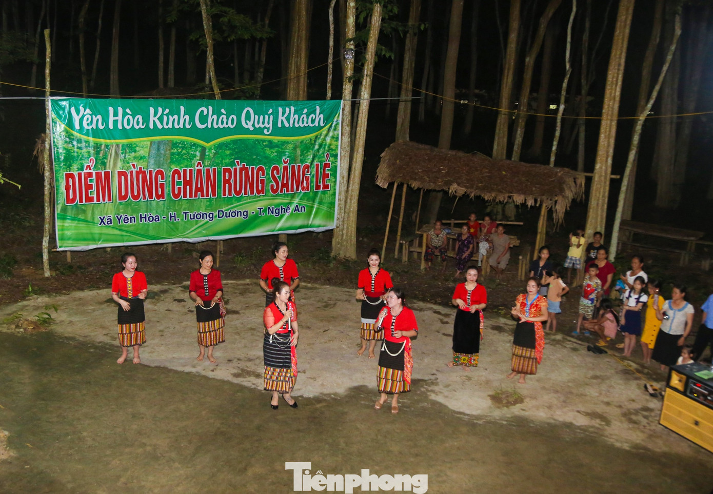 Đội hướng dẫn và phục vụ du lịch biểu diễn văn nghệ tại Rừng săng lẻ