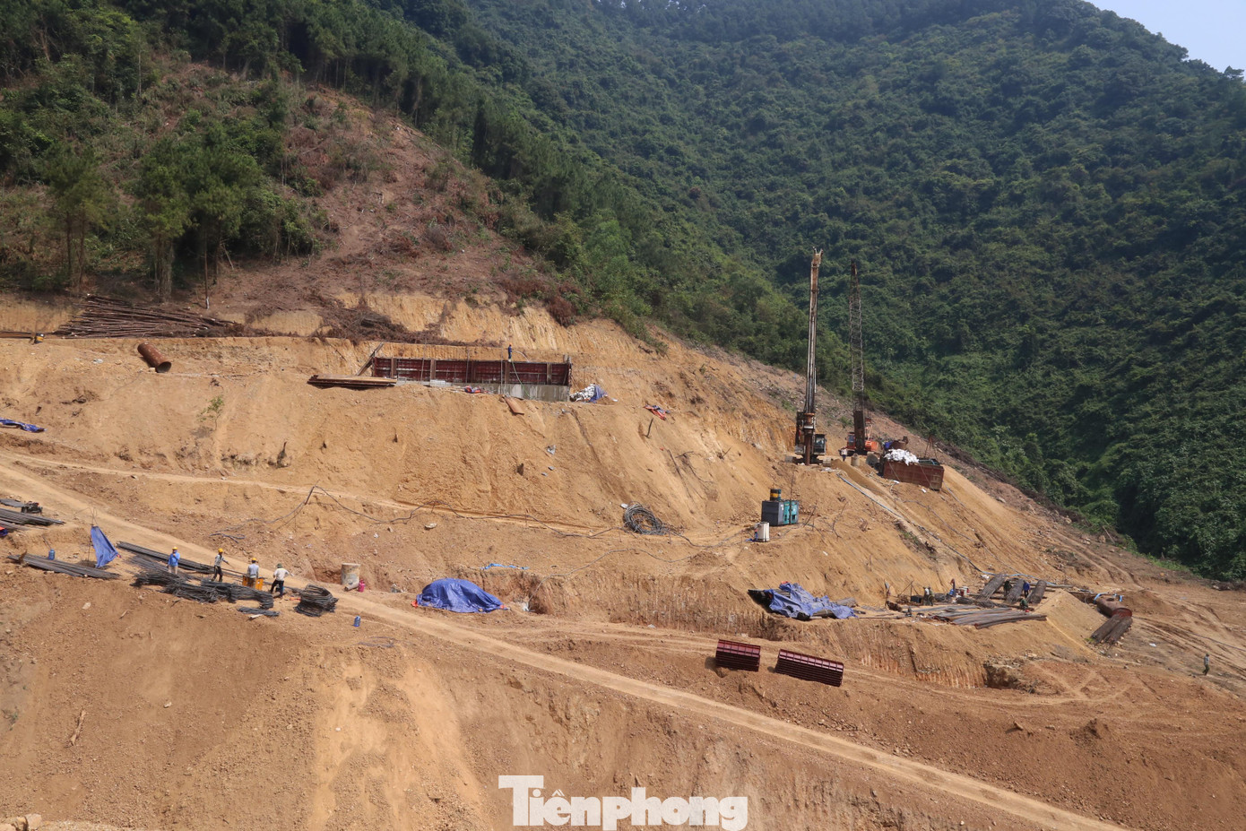 Tại khu vực thi công cầu Thần Vũ 1, khoảng 30 công nhân đang say sưa làm việc, người gia công lồng thép, khoan cọc nhồi, người gia công bệ thân trụ B1, đổ bê tông tường đầu của mố A0.