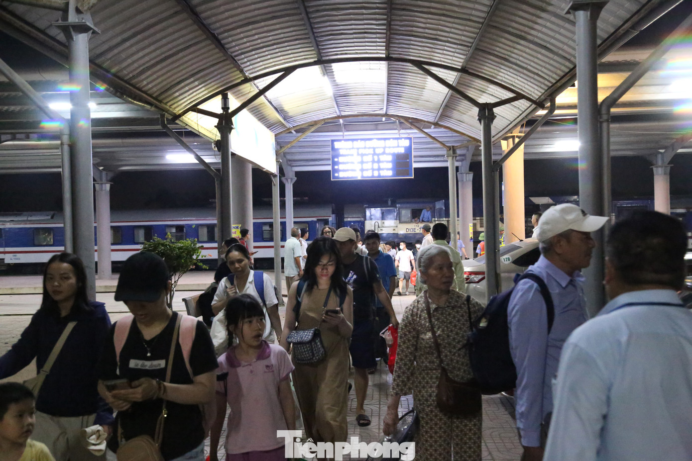 Ông Cao Ngọc Tuấn, Trạm trưởng Trạm Vận tải đường sắt Vinh cho biết: “Do được nghỉ lễ dài ngày, nên lượng khách đi và về tại ga Vinh đều tăng gấp 4-5 lần ngày thường. Đơn vị huy động 100% nhân viên tại ga luôn có mặt kịp thời hỗ trợ hành khách vận chuyển đồ đạc để việc di chuyển luôn đảm bảo an toàn, nhanh chóng”.