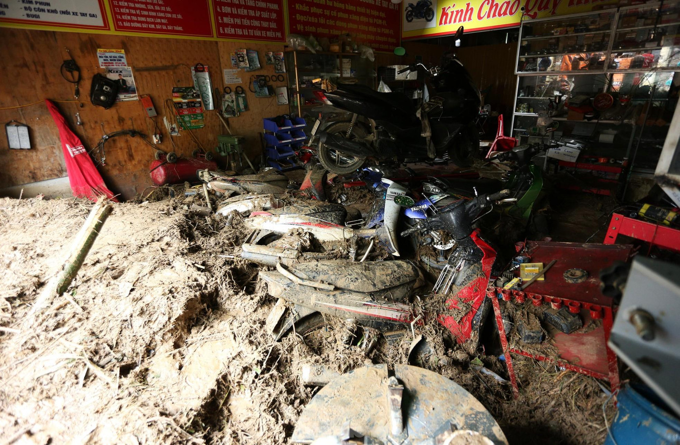 Nhiều phương tiện bị chôn vùi trong bùn đất Nhiều phương tiện bị chôn vùi trong bùn đất