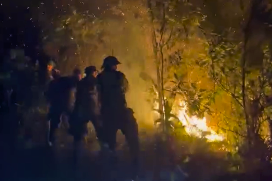 Các lực lượng tham gia chữa cháy rừng trong đêm