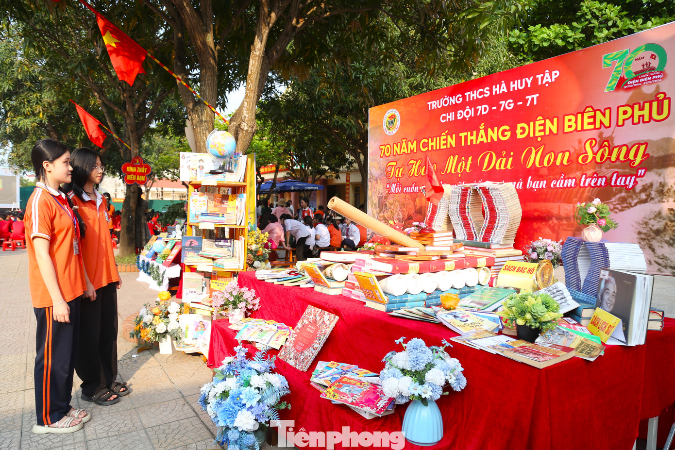 Không gian trưng bày sách hưởng ứng cuộc vận động Tự hào một dải non sông, 70 năm chiến thắng Điện Biên Phủ; Ngày Sách và Văn hóa đọc Việt Nam tại trường THCS Hà Huy Tập, TP Vinh.