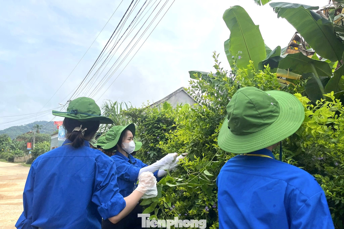 Ngày Chủ nhật xanh cùng đoàn thanh niên xã ra quân dọn dẹp, cắt tỉa hàng cây dọc trục đường chính của bản, tạo cảnh quan xanh - sạch - đẹp.