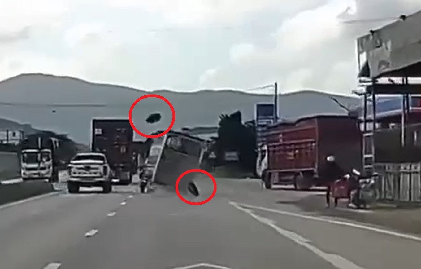 Hình ảnh hai chiếc lốp xe văng lên trời. Ảnh cắt từ clip