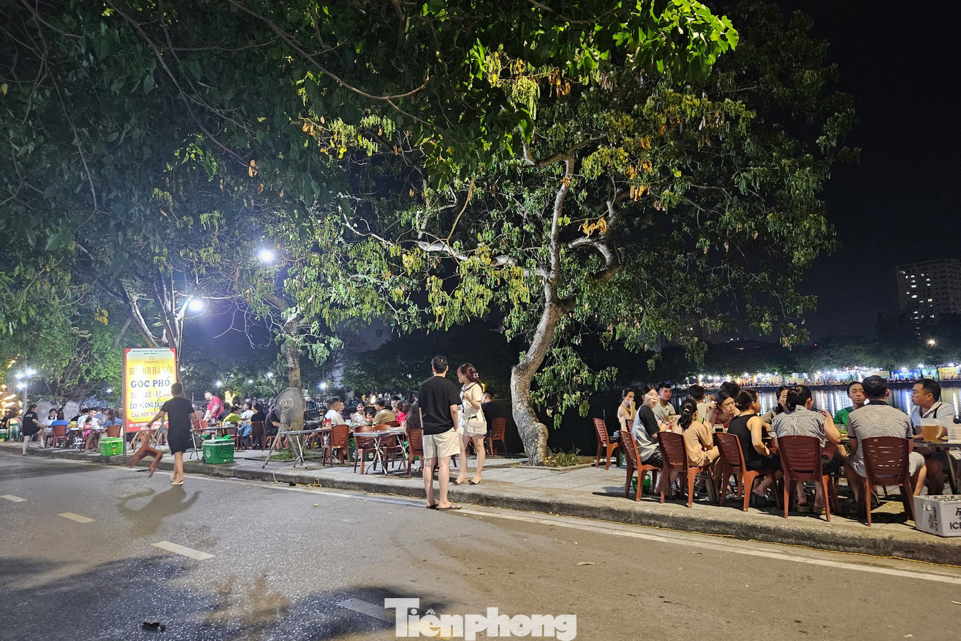 Một chủ quán bia trên đường Phan Sỹ Thục cho hay: “Càng về khuya, quán càng đông khách. Hai ngày nay, người dân được nghỉ lễ 30/4-1/5 nên lượng khách tăng cao, cứ từ 6h tối trở đi là quán kín người. Nghị định 100 cũng ảnh hưởng đến các quán bia, quán nhậu nhưng phần lớn khách đến quán bia, quán nhậu sử dụng dịch vụ taxi hoặc xe ôm”.