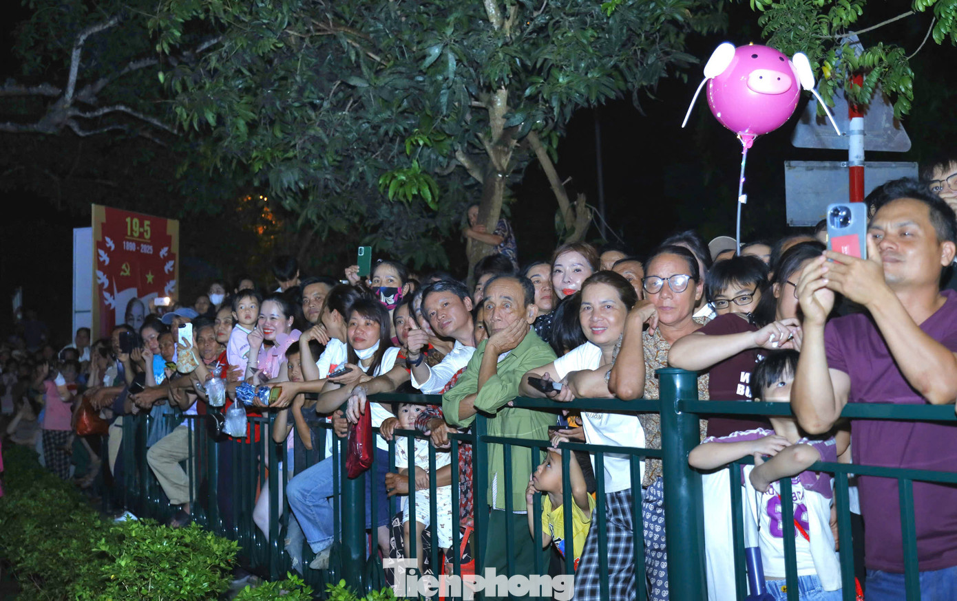 Đông đảo người dân, du khách thưởng thức chương trình nghệ thuật “Tượng đài trong muôn triệu trái tim”