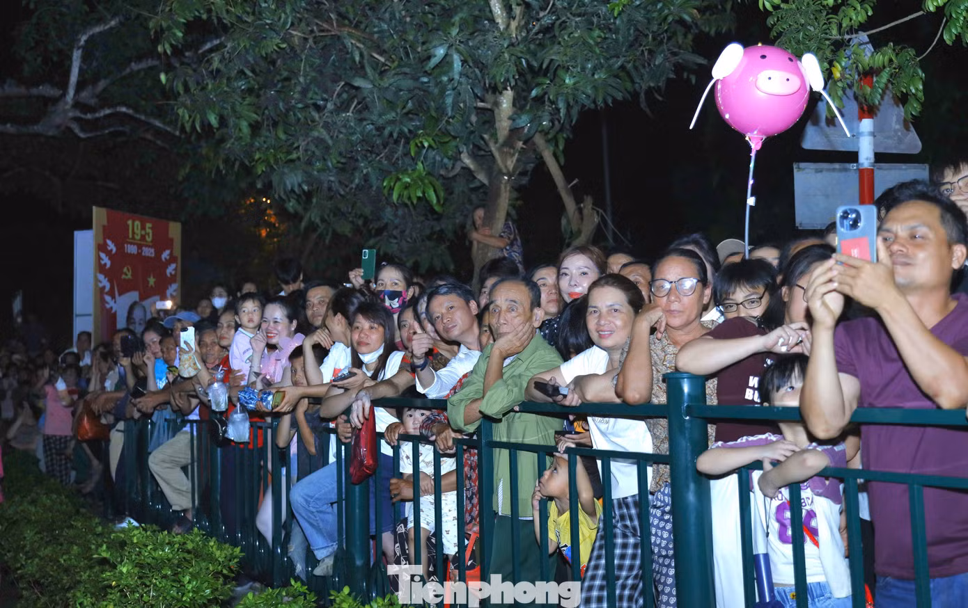 Đông đảo người dân, du khách thưởng thức chương trình nghệ thuật “Tượng đài trong muôn triệu trái tim”
