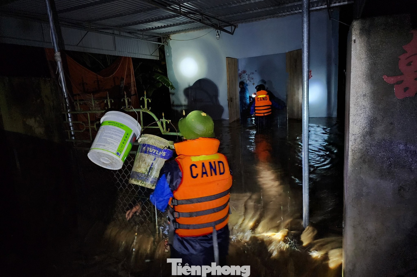 Nỗ lực hỗ trợ người dân di dời tài sản trong đêm. Nỗ lực hỗ trợ người dân di dời tài sản trong đêm.