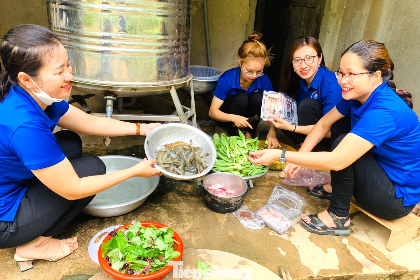 Bữa cơm hôm nay có tôm, thịt kho, rau xào,...