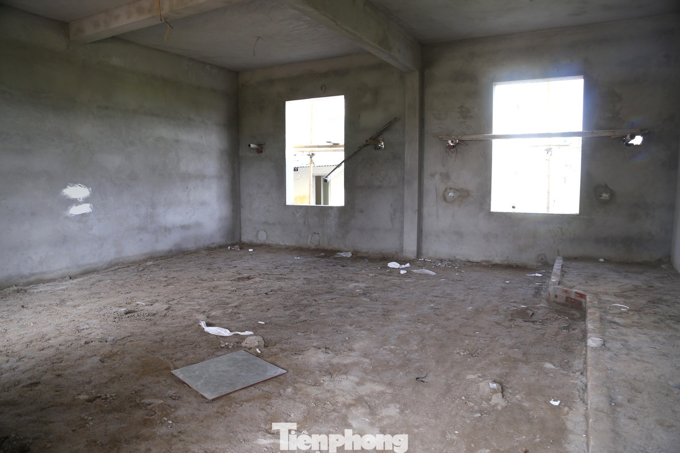 Ông Nguyễn Văn Khiêm - Chủ tịch UBND xã Nghi Kim cho biết, do Trường Tiểu học Nghi Kim có học sinh đông, thiếu phòng học, nên từ năm 2021 xã đã xin chủ trương lập dự án mở rộng trường học. “Theo quy trình thì phải thu hồi đất, giải phóng mặt bằng xong mới thi công. Nhưng thời điểm đó, xã Nghi Kim đang phấn đấu để được công nhận đạt chuẩn nông thôn mới nâng cao. Trong đó, có tiêu chí giáo dục, chỉ cần 1 trong 3 trường không đạt chuẩn thì xã cũng không được. Không xây dựng xong trường thì tiêu chí giáo dục không đạt, nên phải thi công gấp”, ông Khiêm nói.