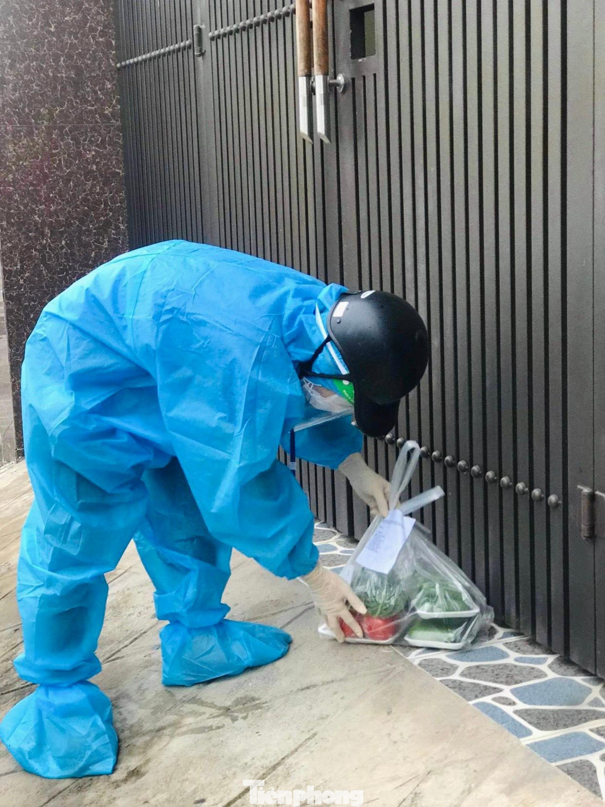 Khi giao hàng, các thành viên trong đội sẽ đặt trước cửa nhà, gọi người dân ra lấy để tránh tiếp xúc gần.