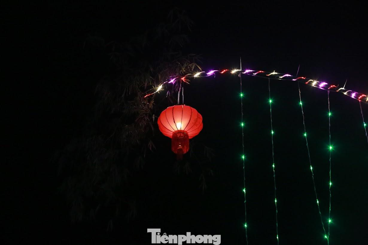 Cây nêu truyền thống được dựng bằng thân cây tre, phía trên được trang trí dây led, đèn màu, đèn lồng thêm phần rực rỡ trong đêm.